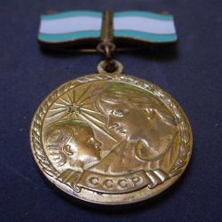 Belle m&eacute;daille de l' URSS des m&egrave;res de familles nombreuses.