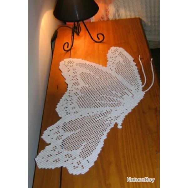 Papillon Vole, napperon dentelle crochet filet. Art textile fait main neuf . Linge de table.