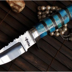 Couteau bushcraft - Os pigment&eacute; - Entretoises laiton et corne - Acier 01