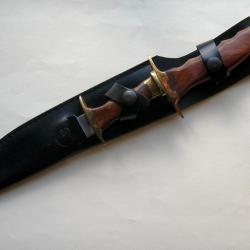 DEUX COUTEAUX DE CHASSE SUR UN ETUI CUIR