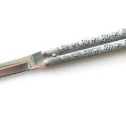 Couteau papillon avec décor mini tête de mort en alu brossé  lame de 8.5 cm