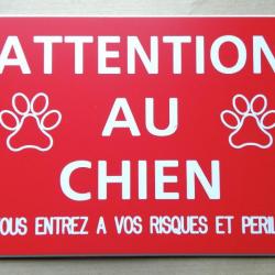 pancarte "ATTENTION AU CHIEN VOUS ENTREZ A VOS RISQUES ET PERILS" ft 150 x 100 mm fond rouge