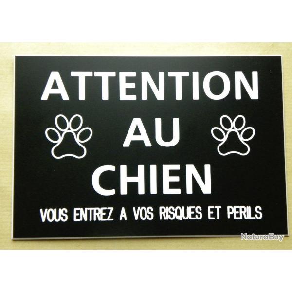 pancarte "ATTENTION AU CHIEN VOUS ENTREZ A VOS RISQUES ET PERILS" ft 150 x 100 mm fond noir
