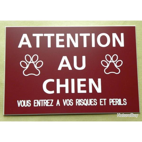 pancarte "ATTENTION AU CHIEN VOUS ENTREZ A VOS RISQUES ET PERILS" ft 150 x 100 mm fond LIE DE VIN