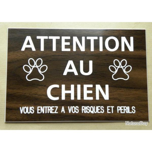 pancarte "ATTENTION AU CHIEN VOUS ENTREZ A VOS RISQUES ET PERILS" ft 150 x 100 mm fond NOYER
