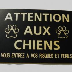 pancarte "ATTENTION AUX CHIENS VOUS ENTREZ A VOS RISQUES ET PERILS" ft 150 x 100 mm fond NOIR