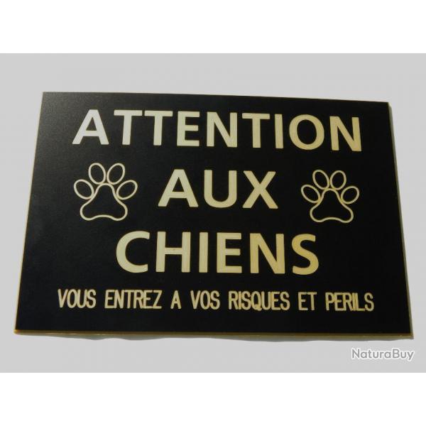 pancarte "ATTENTION AUX CHIENS VOUS ENTREZ A VOS RISQUES ET PERILS" ft 150 x 100 mm fond NOIR