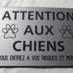 pancarte "ATTENTION AUX CHIENS VOUS ENTREZ A VOS RISQUES ET PERILS" ft 150 x 100 mm fond Argent