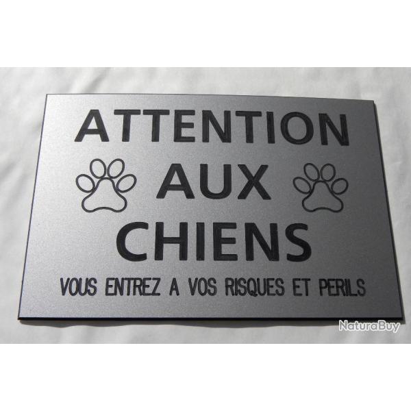 pancarte "ATTENTION AUX CHIENS VOUS ENTREZ A VOS RISQUES ET PERILS" ft 150 x 100 mm fond Argent