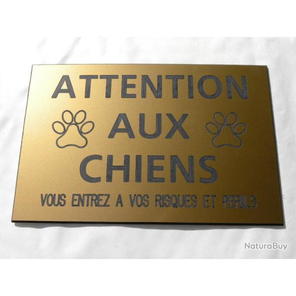 pancarte "ATTENTION AUX CHIENS VOUS ENTREZ A VOS RISQUES ET PERILS" ft 150 x 100 mm fond OR