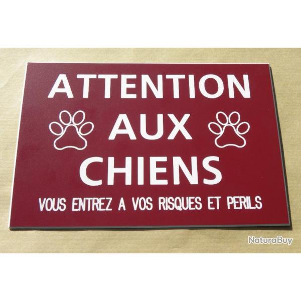 pancarte "ATTENTION AUX CHIENS VOUS ENTREZ A VOS RISQUES ET PERILS" ft 150 x 100 mm fond LIE DE VIN