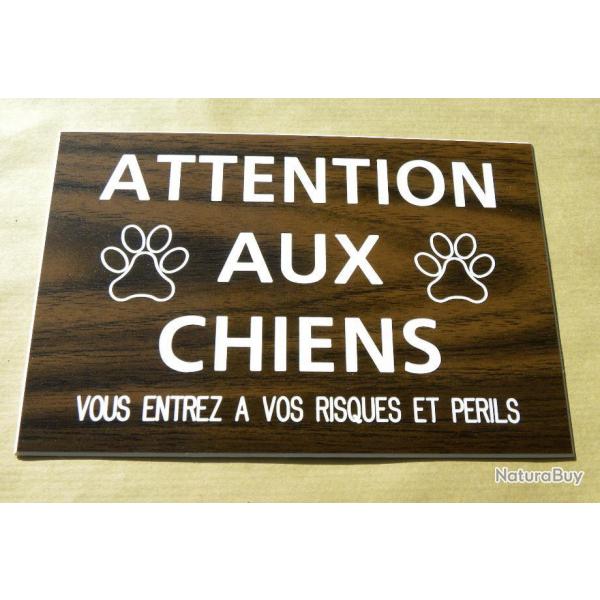pancarte "ATTENTION AUX CHIENS VOUS ENTREZ A VOS RISQUES ET PERILS" ft 150 x 100 mm fond NOYER
