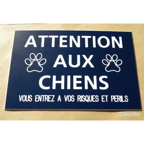 pancarte "ATTENTION AUX CHIENS VOUS ENTREZ A VOS RISQUES ET PERILS" ft 150 x 100 mm fond BLEU MARINE