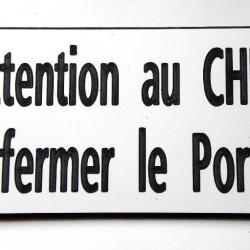 pancarte adhésive "Attention au CHIEN Refermer le Portail" format 98 x 200 mm fond BLANC