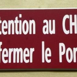 pancarte "Attention au CHIEN Refermer le Portail" format 98 x 200 mm fond LIE DE VIN
