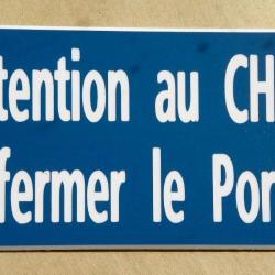 Plaque adhésive "Attention au CHIEN Refermer le Portail" format 48 x 100 mm fond bleu