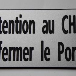 Plaque adhésive "Attention au CHIEN Refermer le Portail" format 48 x 100 mm fond ARGENT