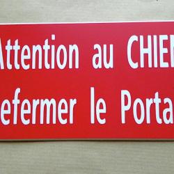 Plaque adhésive "Attention au CHIEN Refermer le Portail" format 48 x 100 mm fond  ROUGE