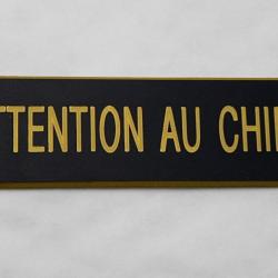 Plaque adhésive "ATTENTION AU CHIEN " format 29 x 100 mm fond NOIR TEXTE OR