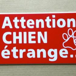 panneau "Attention CHIEN étrange" format 98 x 200 mm fond rouge