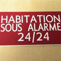 Plaque adhésive "HABITATION SOUS ALARME 24/24" format 48 x 100 mm fond LIE DE VIN