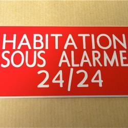 Plaque adhésive "HABITATION SOUS ALARME 24/24" format 48 x 100 mm fond ROUGE