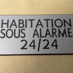 Plaque adhésive "HABITATION SOUS ALARME 24/24" format 48 x 100 mm fond ARGENT