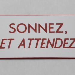 Pancarte "SONNEZ ET ATTENDEZ"  format 75 x 150 mm fond BLANC TEXTE ROUGE