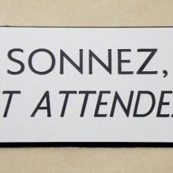 Pancarte "SONNEZ ET ATTENDEZ"  format 75 x 150 mm fond BLANC