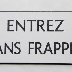Plaque adhésive "ENTREZ SANS FRAPPER" format 48 x 100 mm fond BLANC