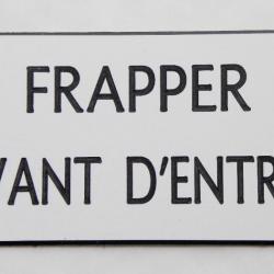 Plaque adhésive "FRAPPER AVANT D'ENTRER" format 48 x 100 mm fond BLANC