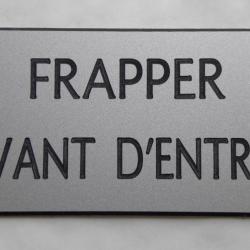 Plaque adhésive "FRAPPER AVANT D'ENTRER" format 48 x 100 mm fond ARGENT