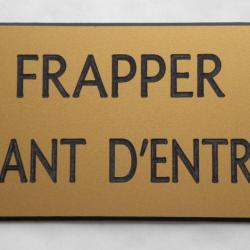 Plaque adhésive "FRAPPER AVANT D'ENTRER" format 48 x 100 mm fond OR