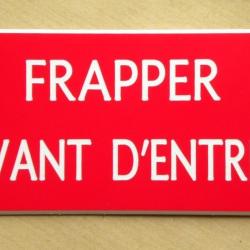 Plaque adhésive "FRAPPER AVANT D'ENTRER" format 48 x 100 mm fond ROUGE