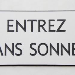 Plaque adhésive "ENTREZ SANS SONNER" format 48 x 100 mm fond BLANC