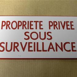 panneau "PROPRIETE PRIVEE SOUS SURVEILLANCE" format 98 x 200 mm fond BLANC TEXTE ROUGE