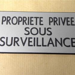 panneau "PROPRIETE PRIVEE SOUS SURVEILLANCE" format 98 x 200 mm fond ARGENT