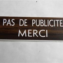 Plaque adhésive "PAS DE PUBLICITE MERCI" STOP PUB format 25 x 75 mm fond NOYER