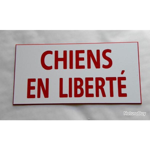 Plaque adhsive "CHIENS EN LIBERT" format 48 x 100 mm fond  blanc texte rouge