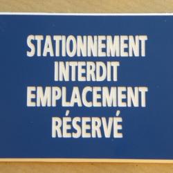 panneau adhésif "STATIONNEMENT INTERDIT EMPLACEMENT RÉSERVÉ" format 150 x 200 mm fond BLEU
