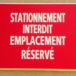 panneau adhésif "STATIONNEMENT INTERDIT EMPLACEMENT RÉSERVÉ" format 150 x 200 mm fond ROUGE