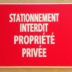 panneau adhésifésif "STATIONNEMENT INTERDIT PROPRIÉTÉ PRIVÉE" format 150 x 200 mm fond ROUGE