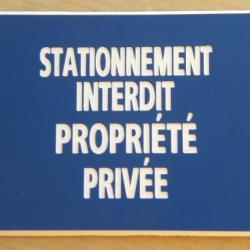 panneau adhésif "STATIONNEMENT INTERDIT PROPRIÉTÉ PRIVÉE" format 150 x 200 mm fond BLEU
