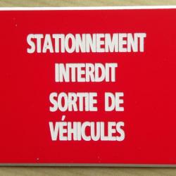 panneau adhésif "STATIONNEMENT INTERDIT SORTIE DE VÉHICULES" format 150 x 200 mm fond ROUGE