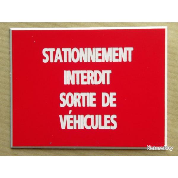 panneau adhsif "STATIONNEMENT INTERDIT SORTIE DE VHICULES" format 150 x 200 mm fond ROUGE