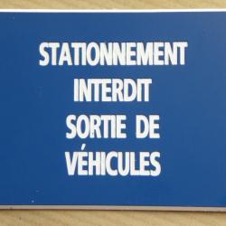 panneau "STATIONNEMENT INTERDIT SORTIE DE VÉHICULES" format 150 x 200 mm fond BLEU