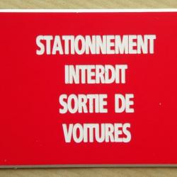 panneau adhésif "STATIONNEMENT INTERDIT SORTIE DE VOITURES" format 150 x 200 mm fond ROUGE