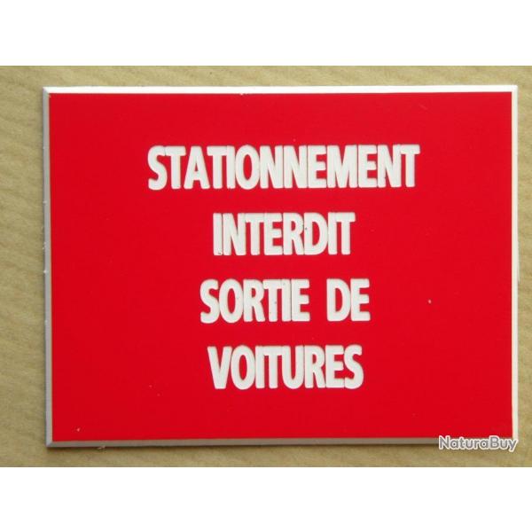 panneau adhsif "STATIONNEMENT INTERDIT SORTIE DE VOITURES" format 150 x 200 mm fond ROUGE