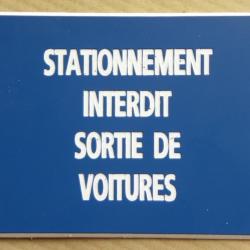 panneau adhésif "STATIONNEMENT INTERDIT SORTIE DE VOITURES" format 150 x 200 mm fond BLEU