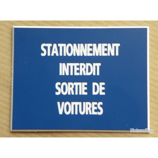 panneau adhsif "STATIONNEMENT INTERDIT SORTIE DE VOITURES" format 150 x 200 mm fond BLEU